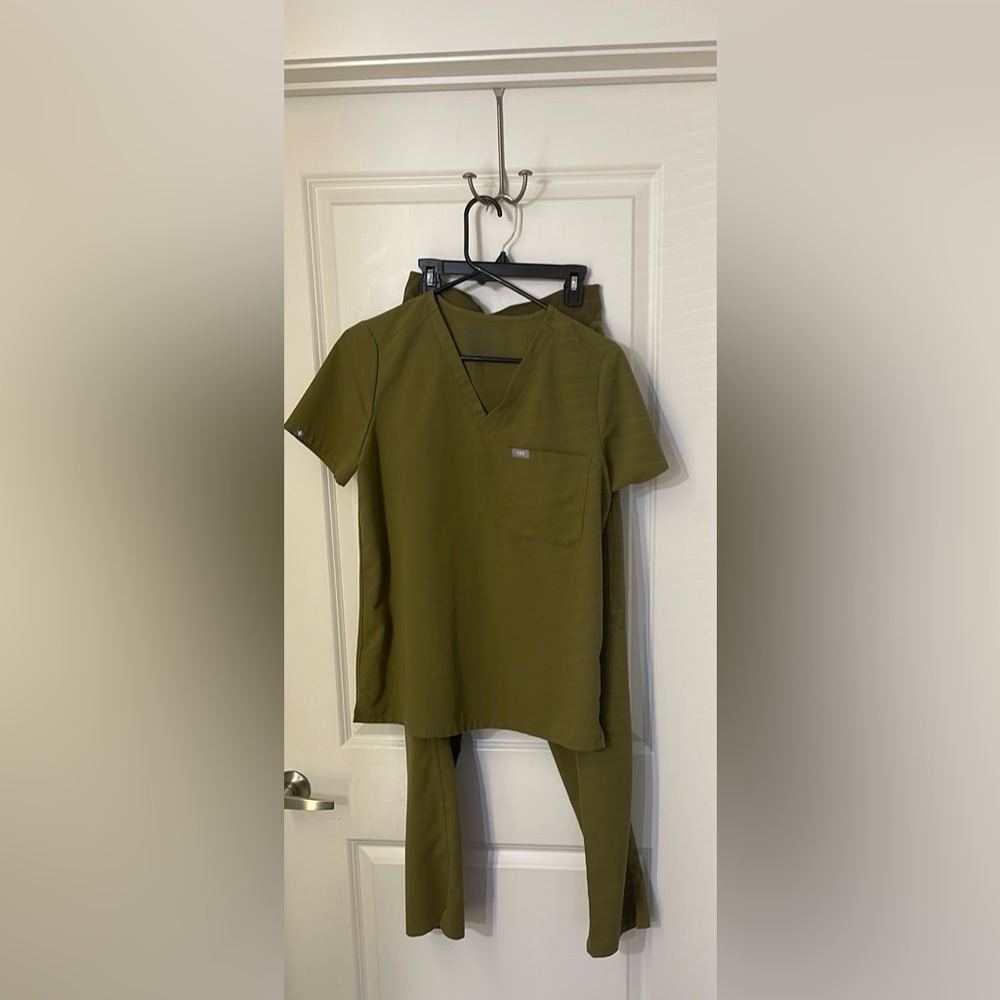 Figs scrubs set. Limited edition olive. Size small Tall pants small top